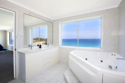Neptune I Absolute Beachfront I Stunning Views - Mackay Tourism 18