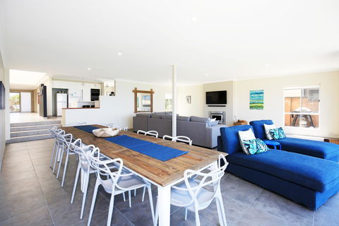 Neptune I Absolute Beachfront I Stunning Views - Mackay Tourism 5
