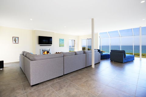 Neptune I Absolute Beachfront I Stunning Views - Mackay Tourism 3