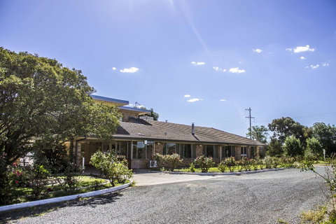 Allonville Gardens Motel - Mackay Tourism 11