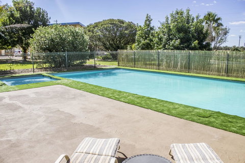 Allonville Gardens Motel - Mackay Tourism 9