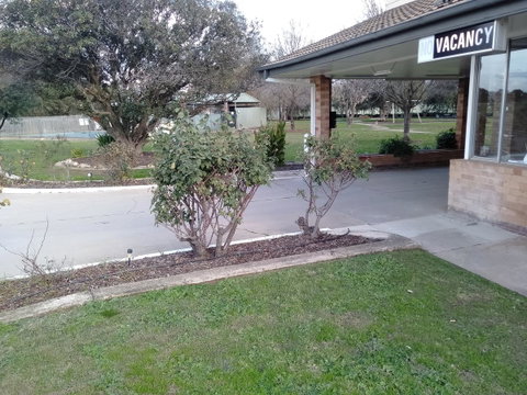 Allonville Gardens Motel - Mackay Tourism 1
