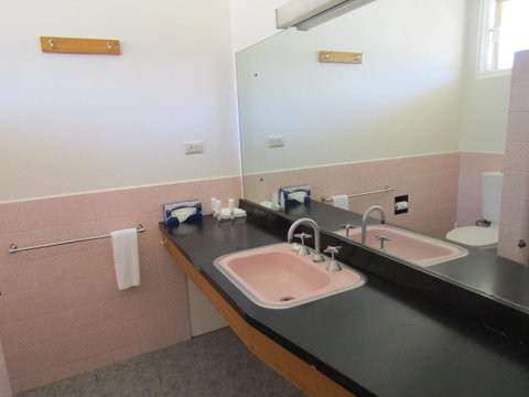 Allonville Gardens Motel - Mackay Tourism 18