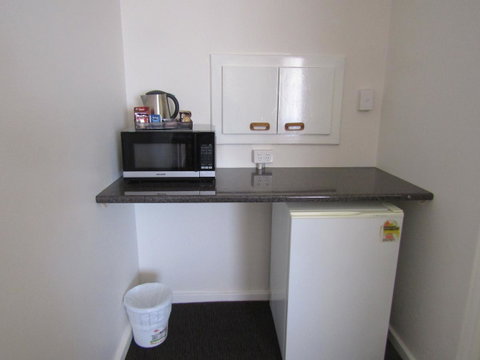 Allonville Gardens Motel - Mackay Tourism 16