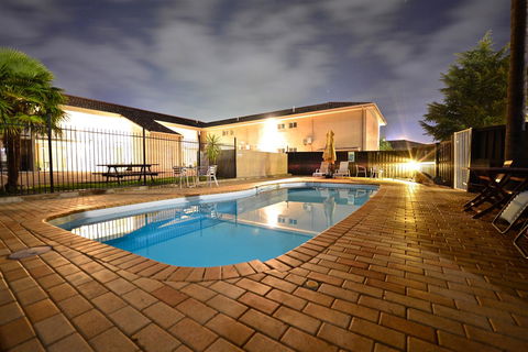 Winning Post Motor Inn - Mackay Tourism 0