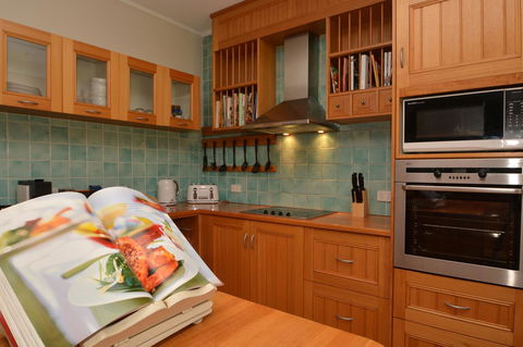 JE Guesthouse, Central To All The Hunter Valley Has To Offer - Mackay Tourism 14