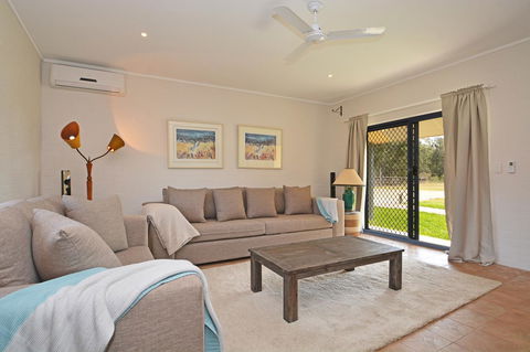 JE Guesthouse, Central To All The Hunter Valley Has To Offer - Mackay Tourism 1