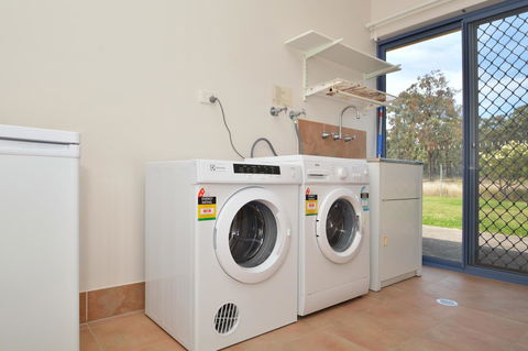 JE Guesthouse, Central To All The Hunter Valley Has To Offer - Mackay Tourism 38