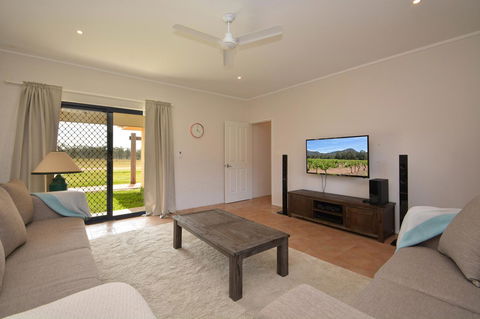 JE Guesthouse, Central To All The Hunter Valley Has To Offer - Mackay Tourism 4