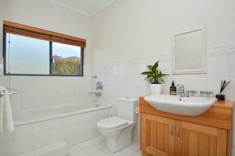 JE Guesthouse, Central To All The Hunter Valley Has To Offer - Mackay Tourism 23