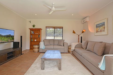 JE Guesthouse, Central To All The Hunter Valley Has To Offer - Mackay Tourism 3