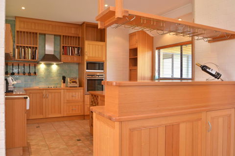 JE Guesthouse, Central To All The Hunter Valley Has To Offer - Mackay Tourism 11