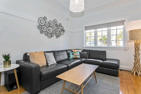 Seaspray - Manly Beach Apartment Close To The Sand - Mackay Tourism 5