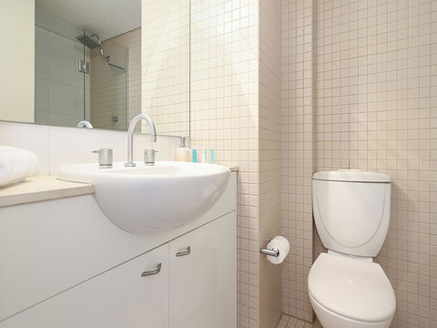 Lower Bridge And Sails - Executive 2BR Darlinghurst Apartment With Balcony And Rooftop Views - Mackay Tourism 10