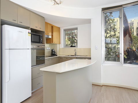Lower Bridge And Sails - Executive 2BR Darlinghurst Apartment With Balcony And Rooftop Views - Mackay Tourism 3