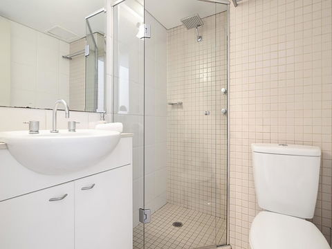 Lower Bridge And Sails - Executive 2BR Darlinghurst Apartment With Balcony And Rooftop Views - Mackay Tourism 9