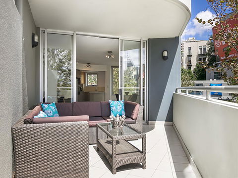 Lower Bridge And Sails - Executive 2BR Darlinghurst Apartment With Balcony And Rooftop Views - Mackay Tourism 5