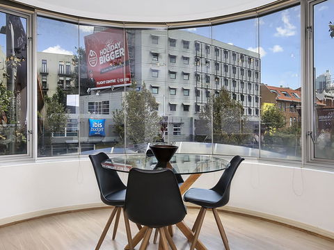 Lower Bridge And Sails - Executive 2BR Darlinghurst Apartment With Balcony And Rooftop Views - Mackay Tourism 1