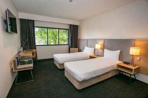 Alpha Hotel Eastern Creek - Mackay Tourism 11