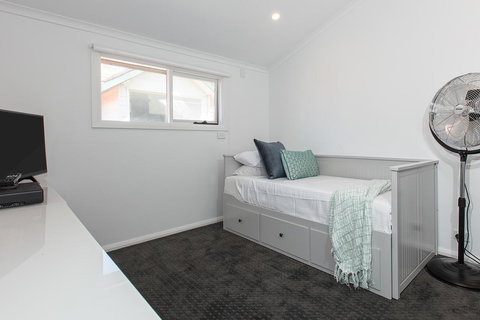 Elegant Family Home Close To Harbour And Views - Mackay Tourism 8