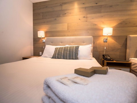 Crown Hotel Surry Hills - Mackay Tourism 3