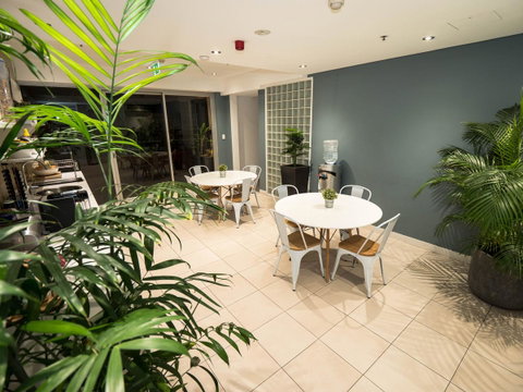 Crown Hotel Surry Hills - Mackay Tourism 5