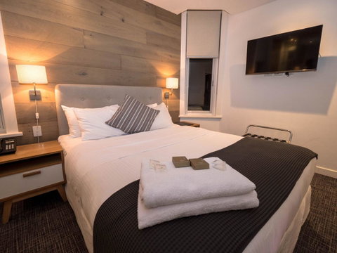 Crown Hotel Surry Hills - Mackay Tourism 2