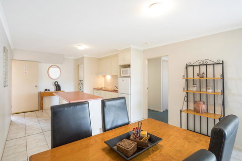 Black Dolphin Resort Motel & Apartments - Mackay Tourism 4