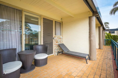 Black Dolphin Resort Motel & Apartments - Mackay Tourism 9