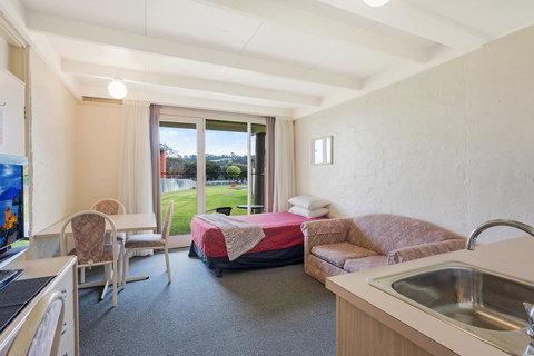 Black Dolphin Resort Motel & Apartments - Mackay Tourism 16