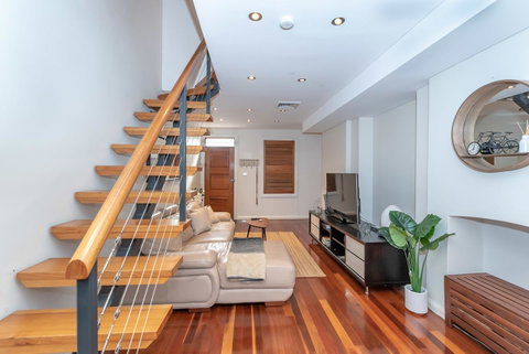2 Bed House + Loft In Pyrmont - Mackay Tourism 10