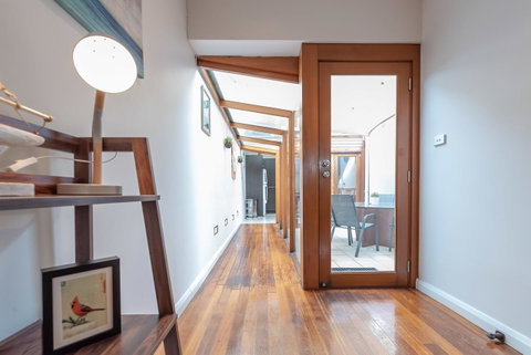 2 Bed House + Loft In Pyrmont - Mackay Tourism 7
