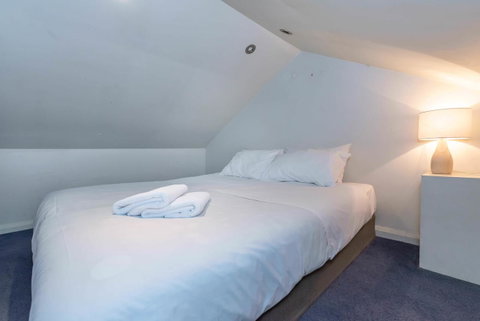 2 Bed House + Loft In Pyrmont - Mackay Tourism 16
