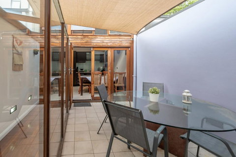 2 Bed House + Loft In Pyrmont - Mackay Tourism 6