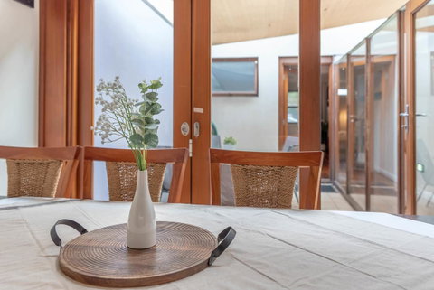 2 Bed House + Loft In Pyrmont - Mackay Tourism 3