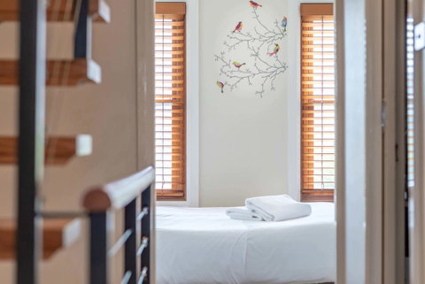 2 Bed House + Loft In Pyrmont - Mackay Tourism 12