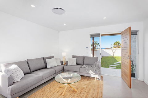 Modern Guest House - Mackay Tourism 1