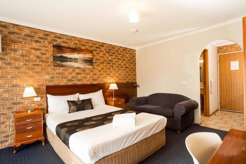 Hume Country Motor Inn - Mackay Tourism 3