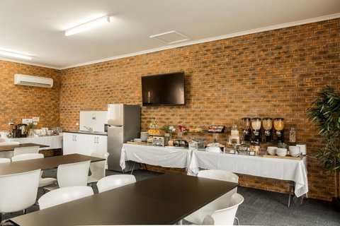 Hume Country Motor Inn - Mackay Tourism 1