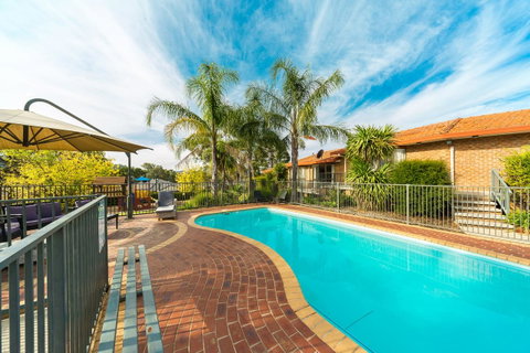 Hume Country Motor Inn - Mackay Tourism 6
