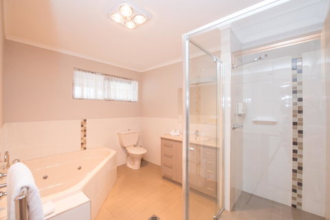 Hume Country Motor Inn - Mackay Tourism 29