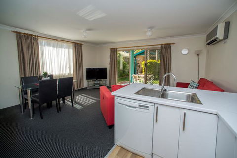 Beaches Serviced Apartments - Mackay Tourism 19