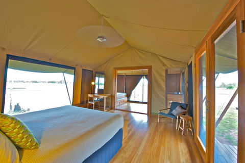 Wildman Wilderness Lodge - Mackay Tourism 9