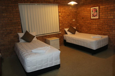 Golden Sands Motor Inn - Mackay Tourism 5
