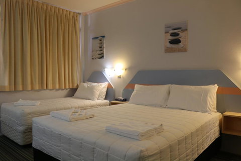 Golden Sands Motor Inn - Mackay Tourism 12
