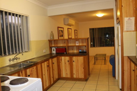 Golden Sands Motor Inn - Mackay Tourism 7