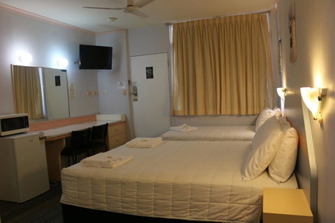Golden Sands Motor Inn - Mackay Tourism 25