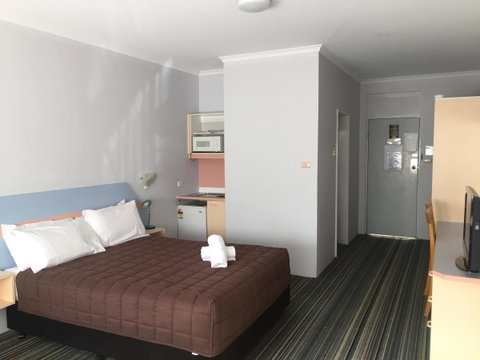 Golden Sands Motor Inn - Mackay Tourism 8