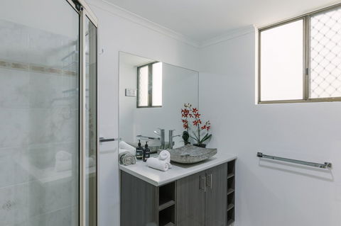 CitySide Apartment - 2 Bedroom With Private Courtyard - Mackay Tourism 16