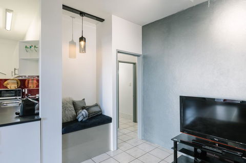 CitySide Apartment - 2 Bedroom With Private Courtyard - Mackay Tourism 8
